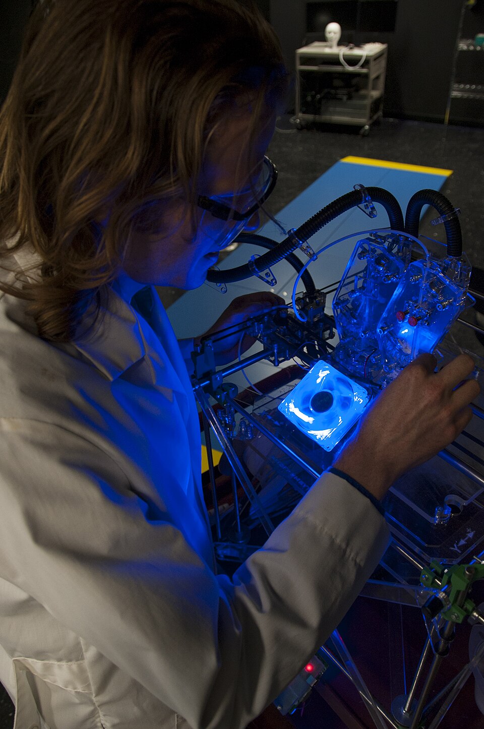 Druk 3D Cegłów — drukarka 3D nakladajaca warstwe materialu